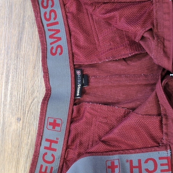 Swiss Tech Golf Outdoor Burgundy Shorts W/ Comfort Waistband & Belt Loops Sze 38 - Picture 2 of 8